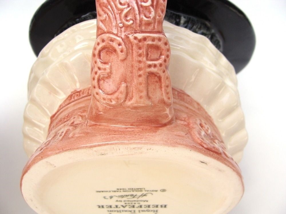 ROYAL DOULTON CHARACTER LARGE JUG: BEEFEATER D6206 VAR. 3 NO BOX KM6