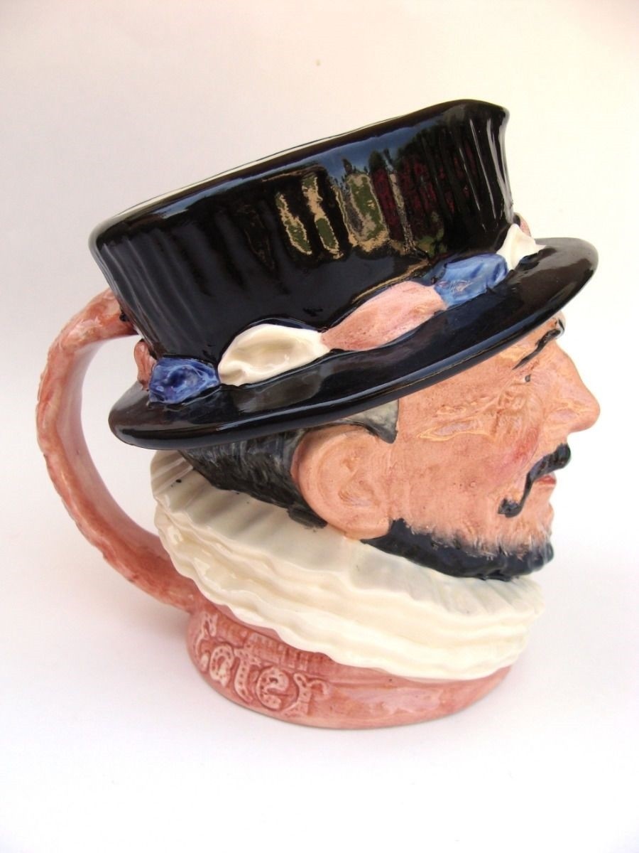 ROYAL DOULTON CHARACTER LARGE JUG: BEEFEATER D6206 VAR. 3  NO BOX     KM1
