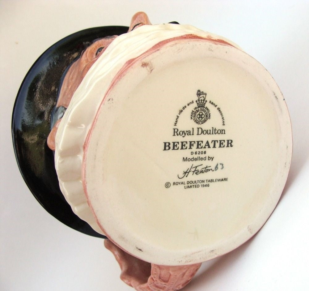 ROYAL DOULTON CHARACTER LARGE JUG: BEEFEATER D6206 VAR. 3  NO BOX     KM5