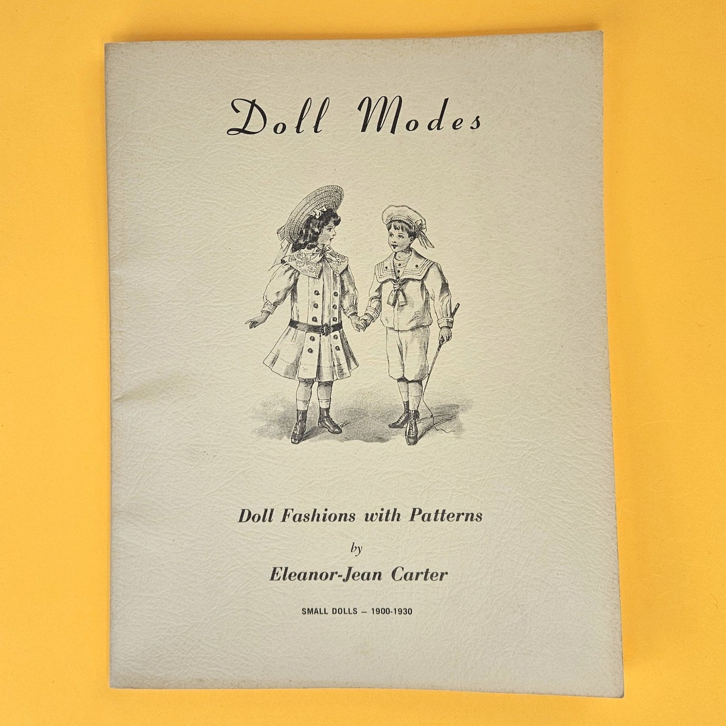SIGNED 1972 DOLL MODES BOOK BY ELEANOR J CARTER DOLL FASHIONS W/ PATTERNS  LF0