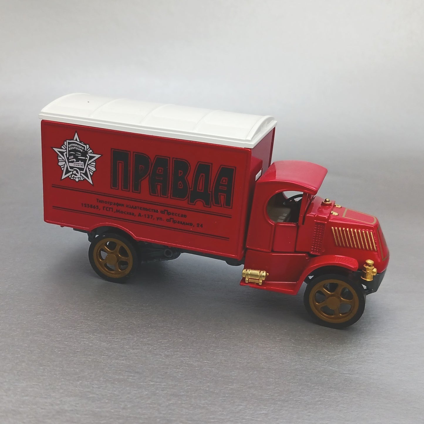 MATCHBOX POWER OF THE PRESS COLLECTIBLE: 1920 MACK AC PRAVDA  YPP-06 FM1