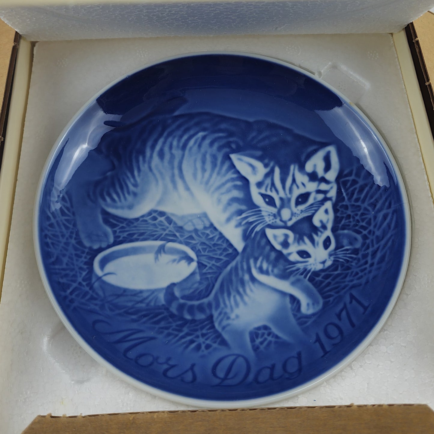1971 BING & GRONDAHL B & G MORS DAG MOTHER'S DAY PLATE: CAT WITH KITTENS1