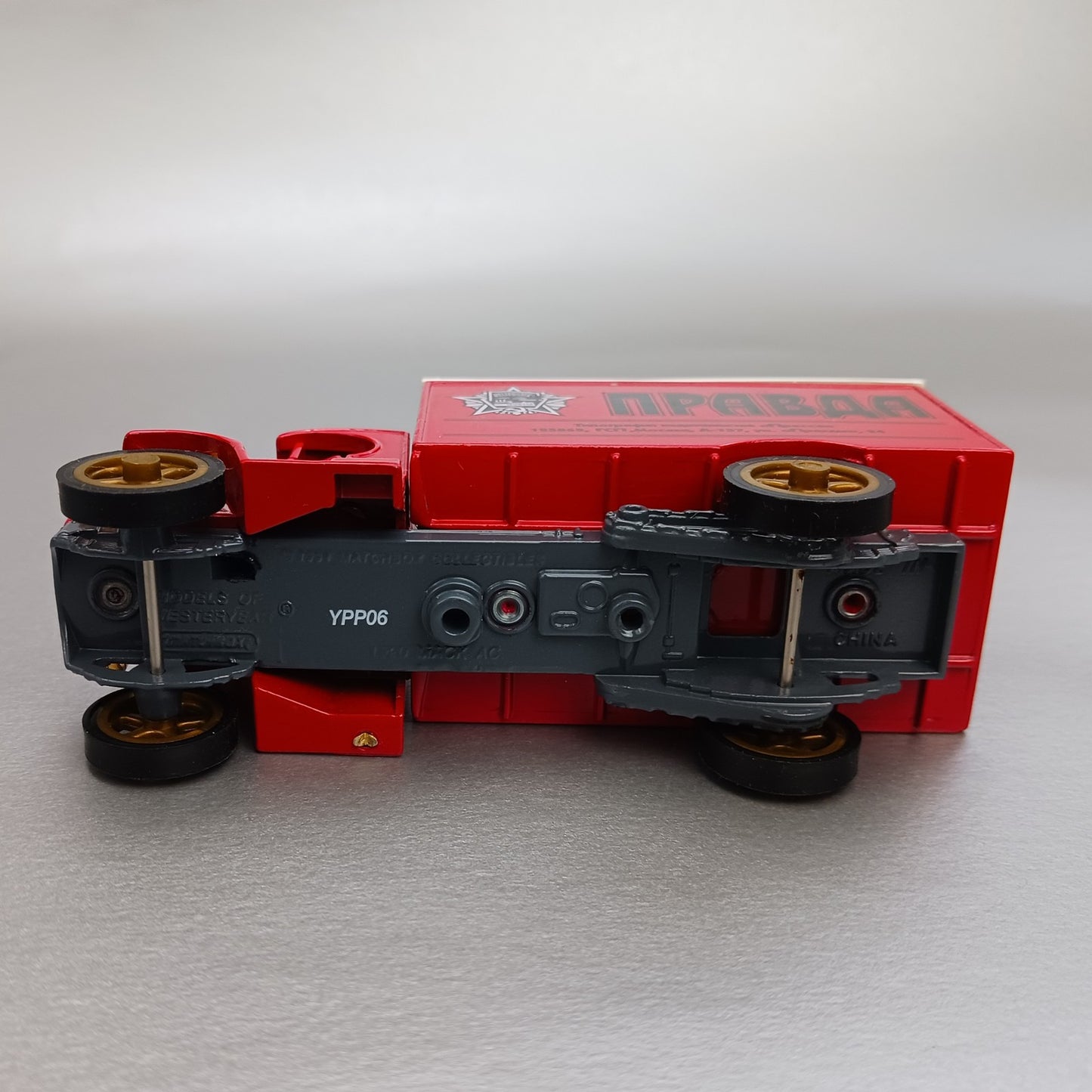 MATCHBOX POWER OF THE PRESS COLLECTIBLE: 1920 MACK AC PRAVDA  YPP-06 FM4